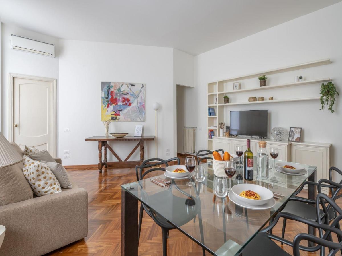 The Best Rent - Gorgeous Two-Bedroom Apartment In Porta Nuova District Милан Экстерьер фото